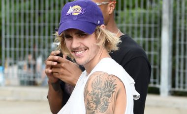 Justin Bieber vesh bluzë me mbishkrimin “Hailey”, pak para dy vjetorit të martesës