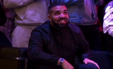 Drake pozon nga palestra, shfaq figurën e formësuar muskulore
