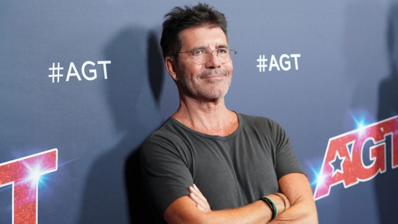 Simon Cowell lë pas dietën vegane, i rikthehet mishit dhe ëmbëlsirave pasi theu shpinën me biçikletë