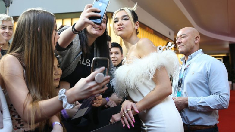 Efekti “Dua Lipa” – 126 foshnje në Mbretërinë e Bashkuar u pagëzuan me emrin Dua gjatë vitit të kaluar