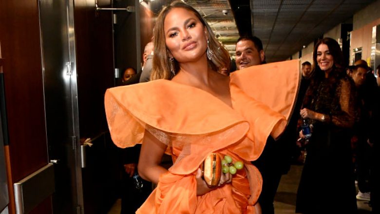 Chrissy Teigen tregon se ka qenë shtatzënë gjatë transplantit të gjirit