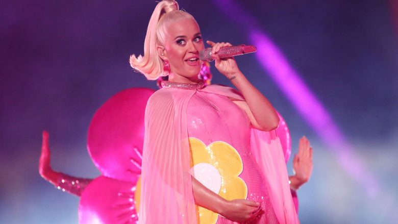 Katy Perry publikon video të ëmbël, ndërsa kërcen afër veturës me barkun e rrumbullakosur