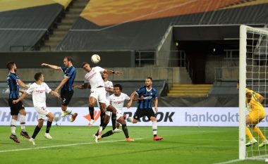 Dy gola të shpejtë në finalen e Ligës së Evropës, shënojnë De Jong dhe Godin