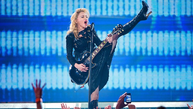 Madonna mahnit në të brendshme të zeza, përkundër se është 61 vjeçare