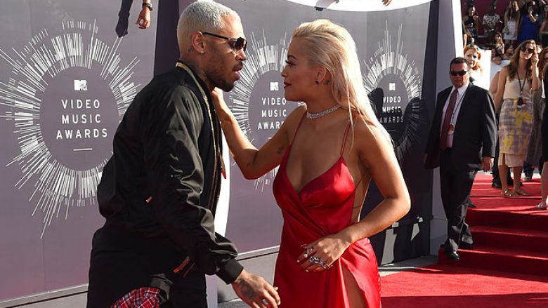 Realizuar katër vite më parë, Rita Ora publikon prapaskenat e klipit “Body On Me” me Chris Brown