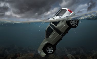 Çfarë të bëni nëse e gjeni veten në një makinë që është duke u fundosur?