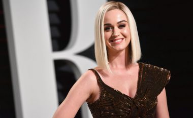 Katy Perry nuk ndihet e dëshpëruar më, pasi gjen mbështetje tek i fejuari dhe fëmija që ka në pritje