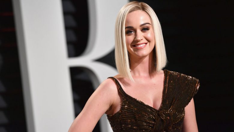 Katy Perry nuk ndihet e dëshpëruar më, pasi gjen mbështetje tek i fejuari dhe fëmija që ka në pritje