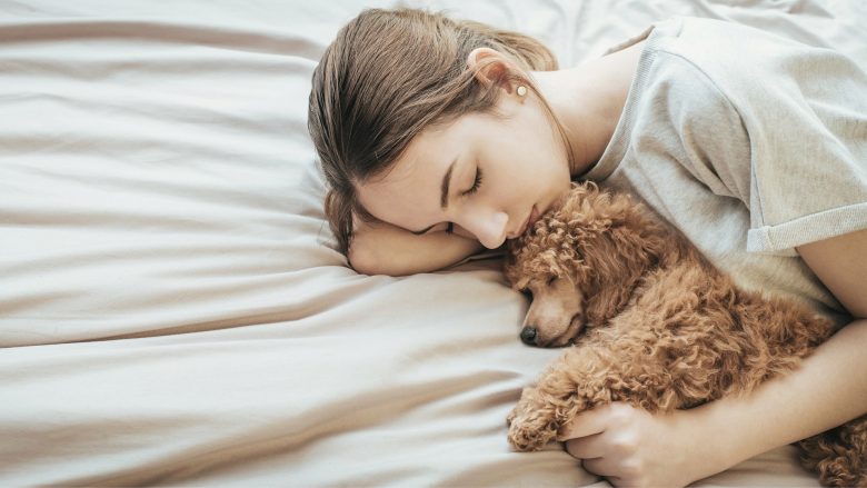 Studimi: Gratë flenë më mirë afër qenit sesa afër burrave