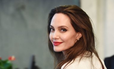 Angelina Jolie shfrytëzon pandeminë, shkruan libër për të drejtat e njeriut