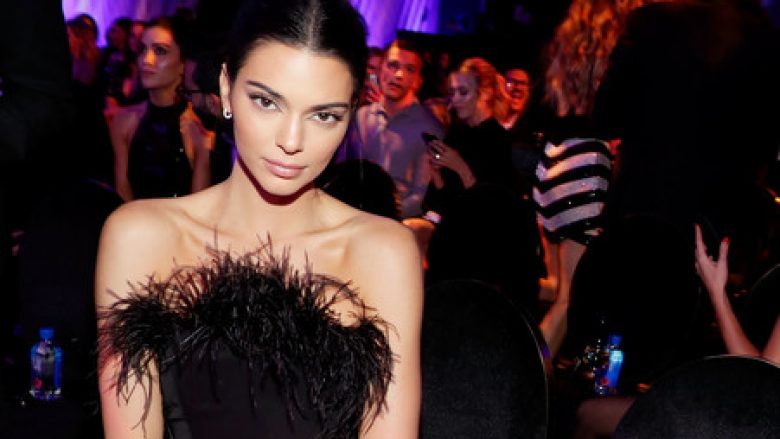 Në festën e ditëlindjes së 25-të të Kendall Jenner nuk respektohen masat antiCOVID