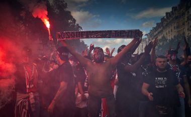 Tifozët e PSG-së shkatërruan vetura, ndezën zjarre dhe u përleshën me policinë pas humbjes nga Bayerni