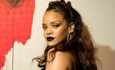 Rihanna tërheq vëmendje me veshjen glamuroze në Santa Monica