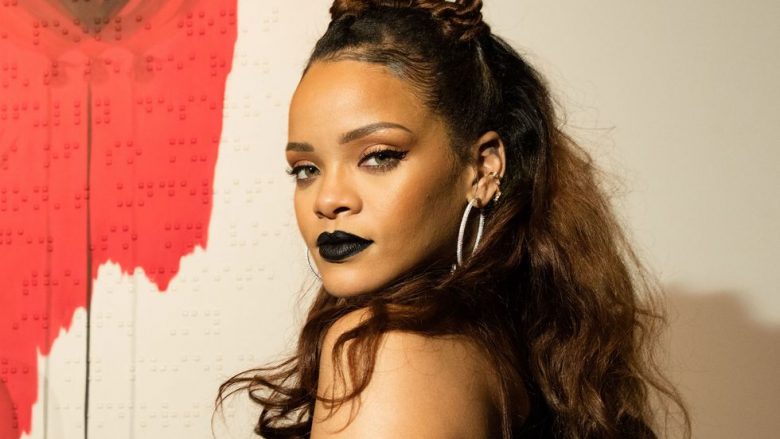 Rihanna tërheq vëmendje me veshjen glamuroze në Santa Monica