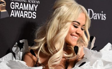 Rita Ora vjen tërheqëse në një pozë tjetër me bikini