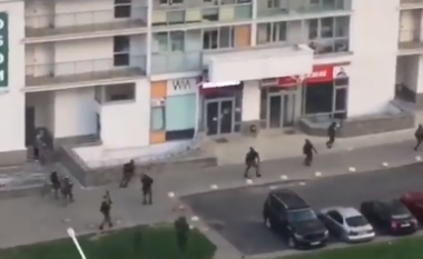 Pamje nga Bjellorusia, thuhet se tregojnë se si policia qëllon drejt qytetarëve