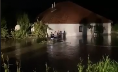 Pasojat e stuhisë në fshatrat e Vushtrrisë – banorët ndihmohen me litar për të dalë nga shtëpia