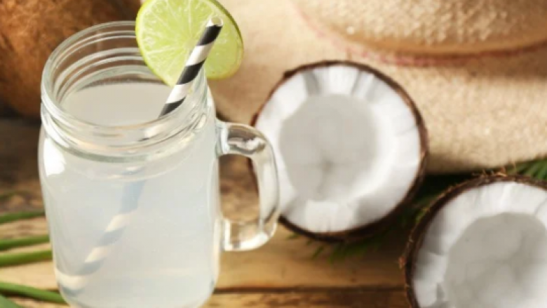 Përfitimet shëndetësore të ujit të arrës së kokosit