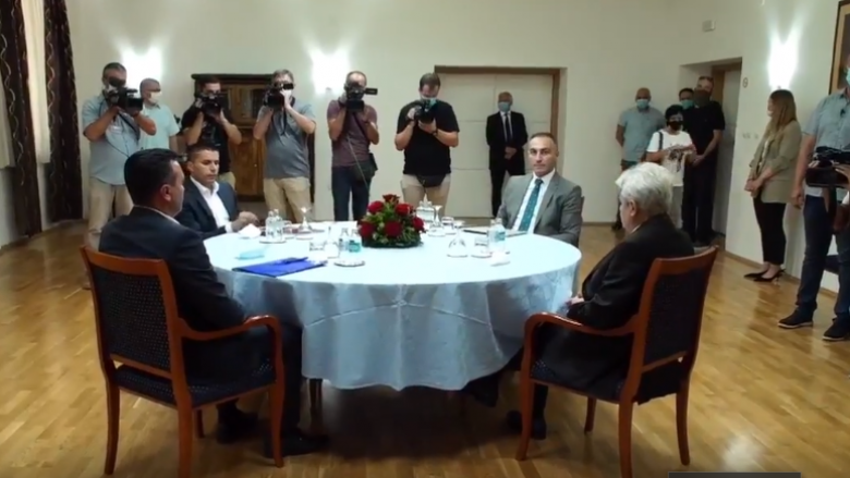 Filloi takimi Ahmeti-Zaev, pritet arritja e marrëveshjes për qeverinë e re