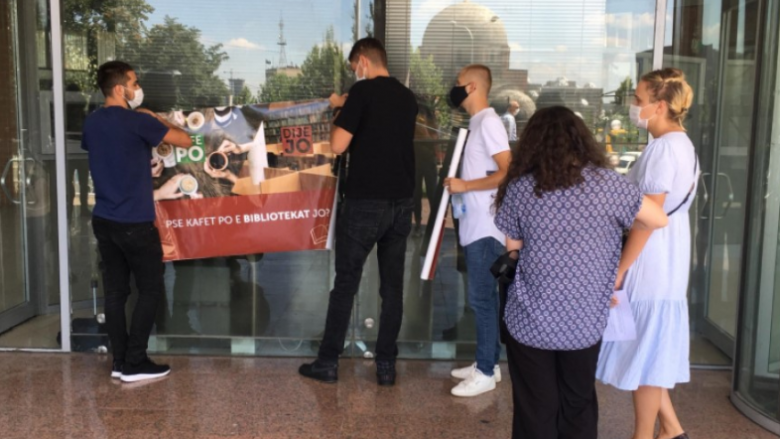 Studentët kërkojnë hapjen e bibliotekave