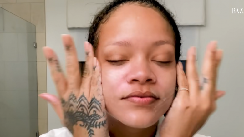 Rutina e kujdesit për lëkurën gjatë natës e Rihanna-s