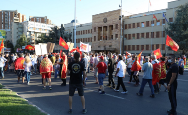 Protestë në Shkup, qindra qytetarë protestojnë kundër përçmimit të identitetit dhe dinjitet kombëtar maqedonas