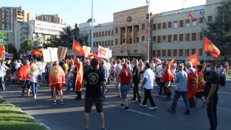 Protestë në Shkup, qindra qytetarë protestojnë kundër përçmimit të identitetit dhe dinjitet kombëtar maqedonas