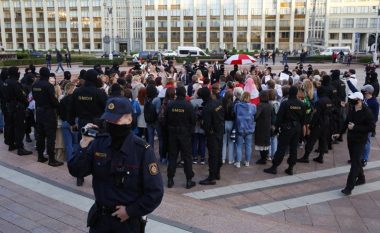 Autoriteteve bjelloruse po u pengon raportimi i drejt, gazetarëve të huaj u revokon akreditimet