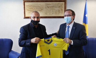 Krerët e FFK-së u pritën nga kryeministri Hoti, biseduan për ndeshje e Kosovës dhe fillimin e kampionatit