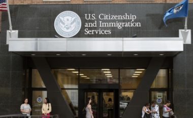 Agjencia e Imigracionit e SHBA-së largon nga puna më shumë se 13 mijë punonjës