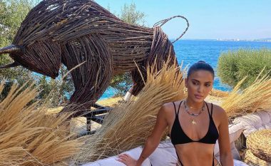 Anxhelina Hadërgjonaj vazhdon të sjell imazhe atraktive në bikini nga pushimet e saj