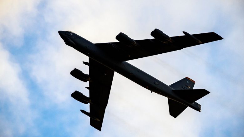 Bombarduesi amerikan fluturon mbi Shqipëri