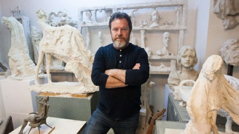 Skulptori Arben Bajo humb betejën me koronavirusin