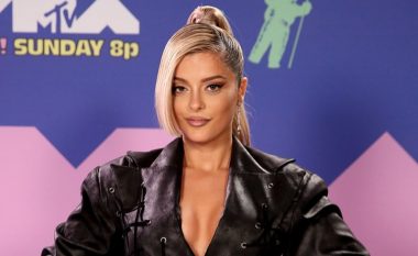 Bebe Rexha shkëlqu me dukjen në tapetin e kuq të MTV VMA 2020