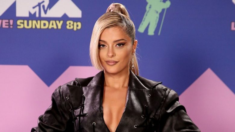 Bebe Rexha shkëlqu me dukjen në tapetin e kuq të MTV VMA 2020