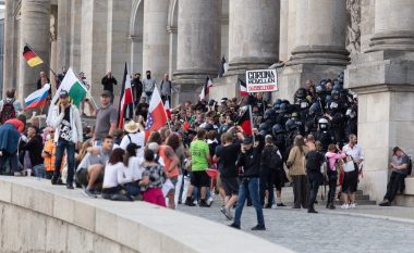 Protestues pro-rusë të ekstremit të djathtë gjerman tentojnë të hyjnë dhunshëm në Bundestag