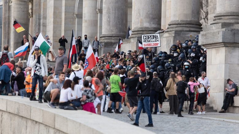 Protestues pro-rusë të ekstremit të djathtë gjerman tentojnë të hyjnë dhunshëm në Bundestag