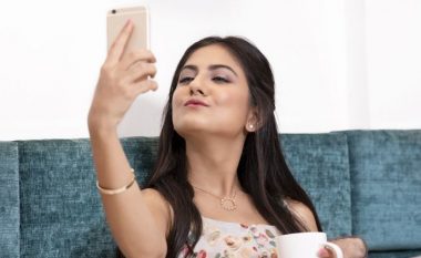 Përse femrat bëjnë selfie joshëse? Shkencëtarët kanë konstatuar arsyen!