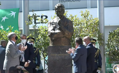 Prishtina bëhet me bustin e senatorit Bob Dole