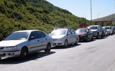 ​Bllokohet kalimi në Kapshticë, qytetarët presin në radhë pasi u përfundon vlefshmëria e testit