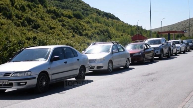 ​Bllokohet kalimi në Kapshticë, qytetarët presin në radhë pasi u përfundon vlefshmëria e testit