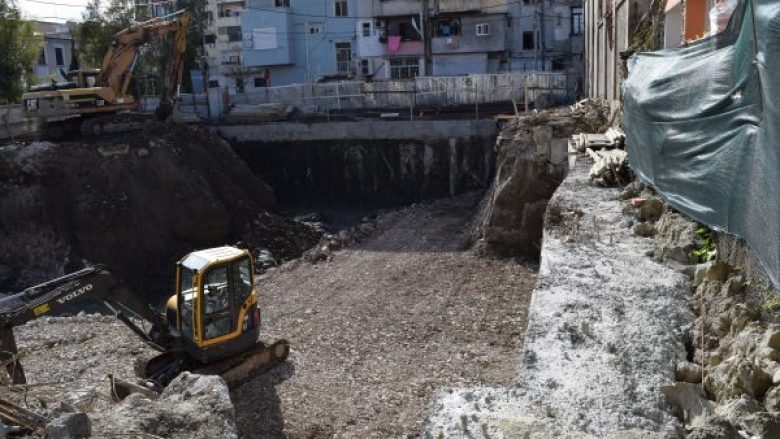 Zbulimi arkeologjik në Durrës, u “gërrye” me ekskavator