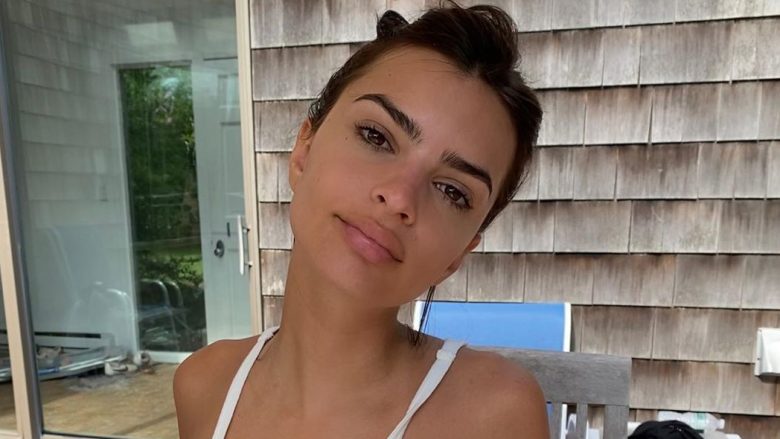 Emily Ratajkowski shfaq tatuazhin e ri afër të pasmeve