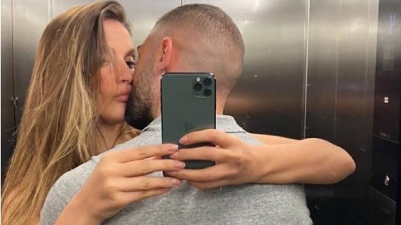 Eros Grezda publikon fotografi duke u puthur në ashensor me Oriola Marashin