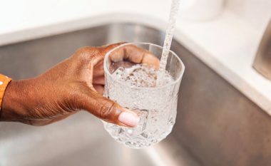 Fluori në ujin tonë mund të jetë duke kulluar gjëndrën tiroide