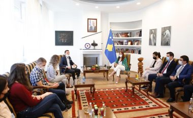 Dumoshi priti Kuvendin e të Rinjve të Kosovës, u premton mbështetje