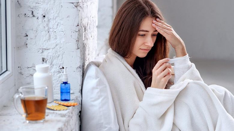 Të mbijetuarit e COVID-19 tregojnë rritje të shkallës së çrregullimeve psikiatrike, zbulon studimi i ri Ill-woman-with-headache-sore-throat-fever-covered-blanket-feeling-sick-e1596530789709-780x439