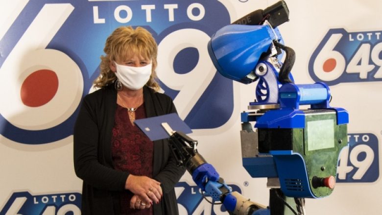 Këta numra të njëjtë i luajti në lotari për 25 vite dhe më fund i buzëqeshi fati – roboti i dorëzon çekun fitues kanadezes