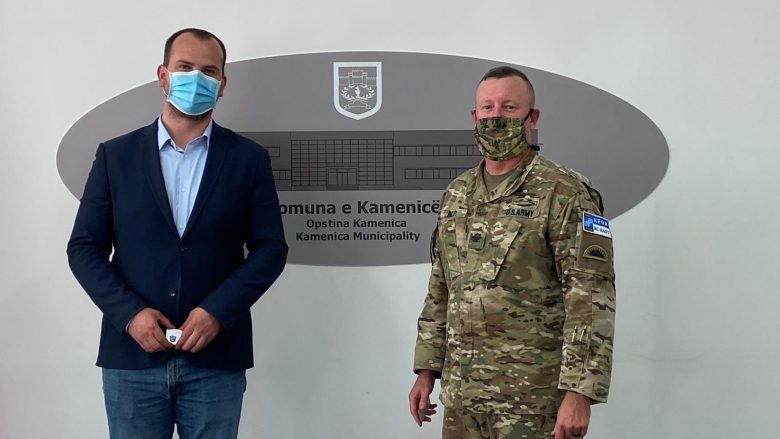 Koloneli i KFOR-it takon kryetarin e Kamenicës, konfirmon angazhimin e tyre për sigurinë e qytetarëve në këtë komunë