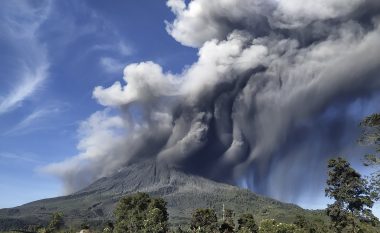 Shpërthen vullkani në Malin Sinaburg të Indonezisë, banorët këshillohen të qëndrojnë larg nga lava